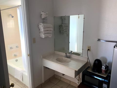 Combined shower/tub, free toiletries, hair dryer, towels