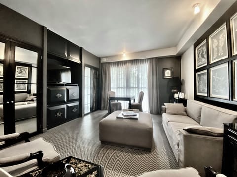 Suite (Suite A) | Living room | Flat-screen TV