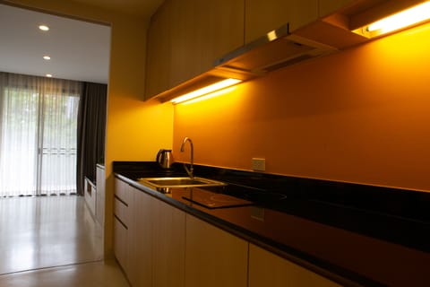 Studio Twin Room | Private kitchen | Fridge, coffee/tea maker, electric kettle