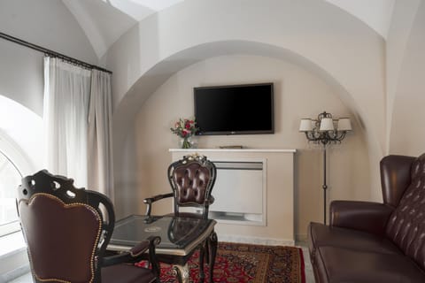 Executive Suite | 1 bedroom, minibar, in-room safe, desk