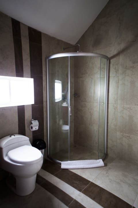 Superior Twin Room | Bathroom shower