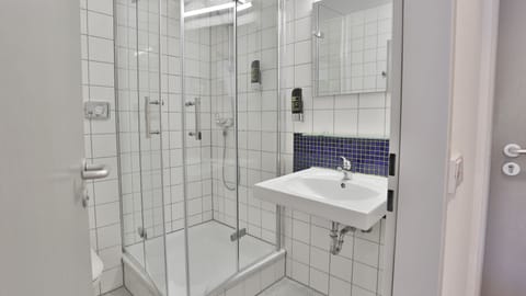 Shower, rainfall showerhead, free toiletries, towels