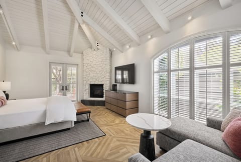 Deluxe Room, 1 King Bed | Frette Italian sheets, hypo-allergenic bedding, down comforters