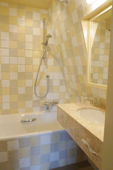 Classic Room, 2 Twin Beds | Bathroom | Combined shower/tub, free toiletries, bathrobes, towels