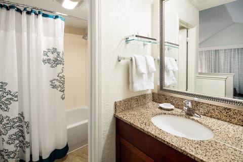 Suite, 1 Double Bed | Bathroom | Combined shower/tub, free toiletries, hair dryer, towels