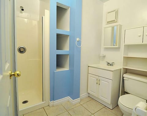 Room, Private Bathroom (1 queen bed and 1 single bed ) | Bathroom | Combined shower/tub, rainfall showerhead, free toiletries, hair dryer