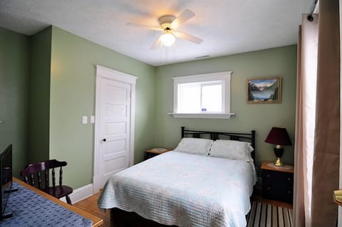 Comfort Suite, 1 Queen Bed, Ensuite | Premium bedding, desk, blackout drapes, free WiFi