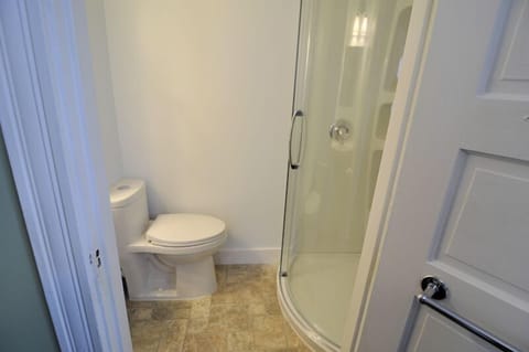Comfort Suite, 1 Queen Bed, Ensuite | Bathroom | Free toiletries, hair dryer, bathrobes, towels