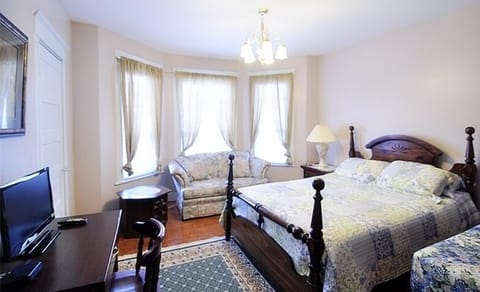 Traditional Suite, 1 Queen Bed, Private Bathroom | Premium bedding, desk, blackout drapes, free WiFi
