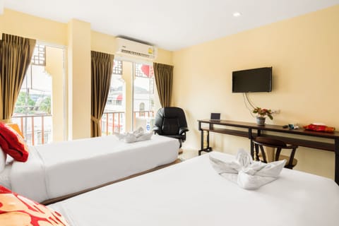 Deluxe Twin Room, 2 Twin Beds, City View | Minibar, desk, free WiFi, bed sheets