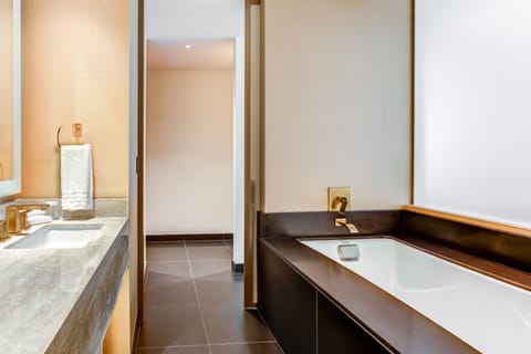 Grand Luxury Suite | Bathroom | Free toiletries, bathrobes, slippers, towels