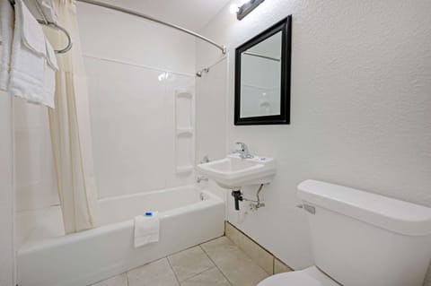 Combined shower/tub, free toiletries, towels