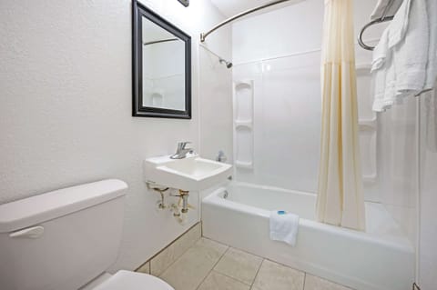 Combined shower/tub, free toiletries, towels