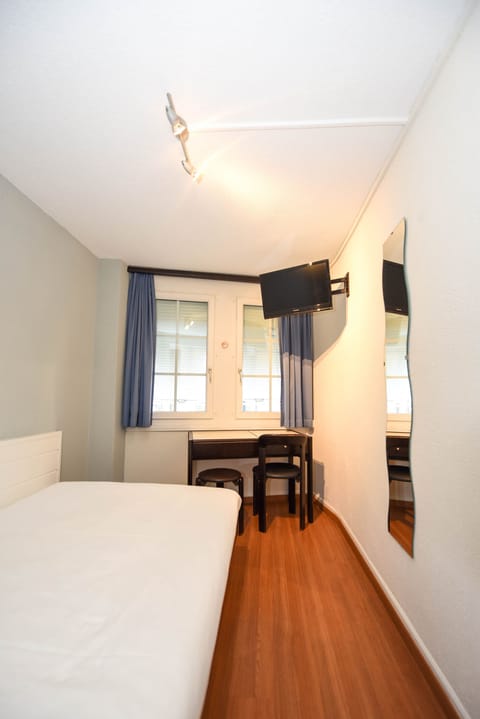 Single Room, Shared Bathroom | Desk, blackout drapes, soundproofing, free WiFi