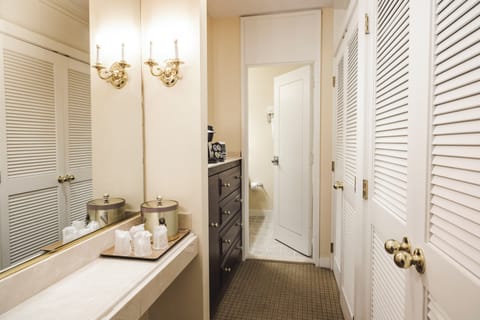 Combined shower/tub, designer toiletries, hair dryer, towels