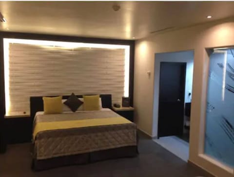 Deluxe Suite, 1 King Bed | Premium bedding, soundproofing, free WiFi