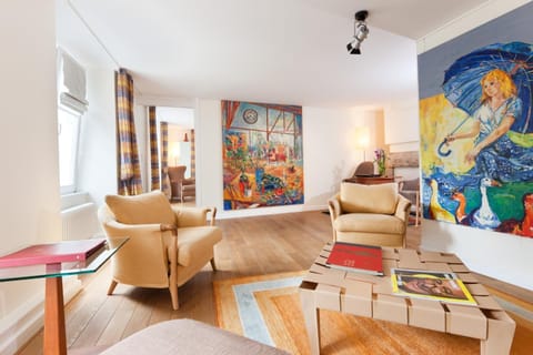 Room | Living room | 102-cm flat-screen TV with digital channels, TV