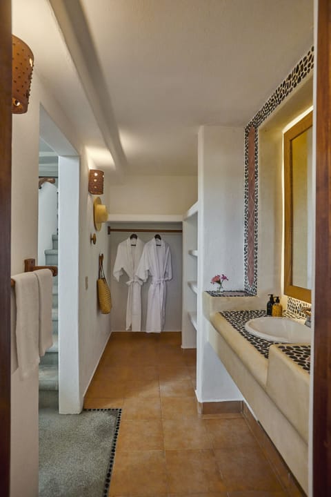 Orion - Suite | Bathroom | Separate tub and shower, rainfall showerhead, free toiletries