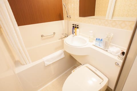 Combined shower/tub, free toiletries, hair dryer, slippers