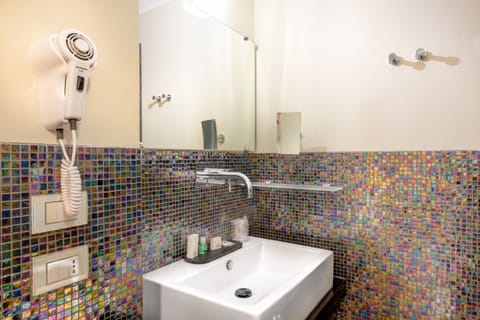 Classic Suite | Bathroom shower