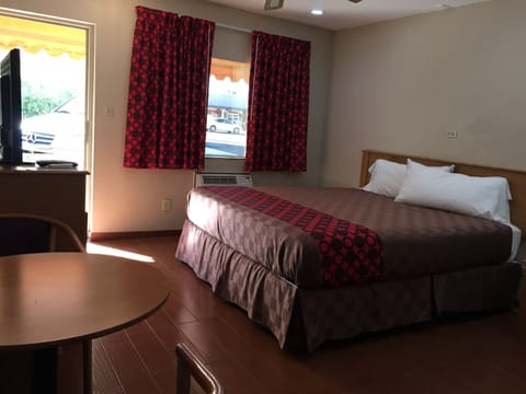 Standard Room, 1 King Bed | Desk, iron/ironing board, rollaway beds, free WiFi