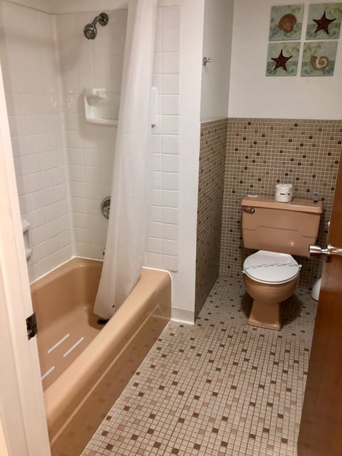 Main Floor Suite | Bathroom | Combined shower/tub, deep soaking tub, free toiletries, hair dryer