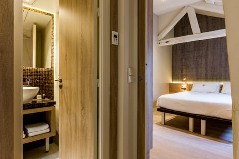 Club Suite | Premium bedding, minibar, in-room safe, individually decorated