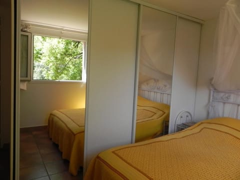 Double Room (Jaune) | Individually decorated, individually furnished, blackout drapes