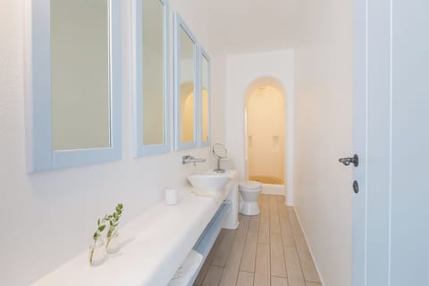 Majestic Suite with Sea View & Private Pool | Bathroom | Shower, designer toiletries, hair dryer, bathrobes