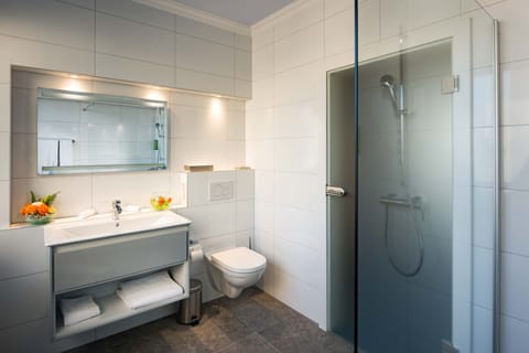 Superior Double Room | Bathroom | Shower, hair dryer, towels