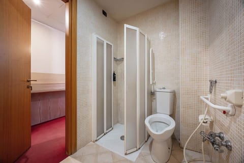 Single Room | Bathroom | Combined shower/tub, free toiletries, hair dryer, bidet