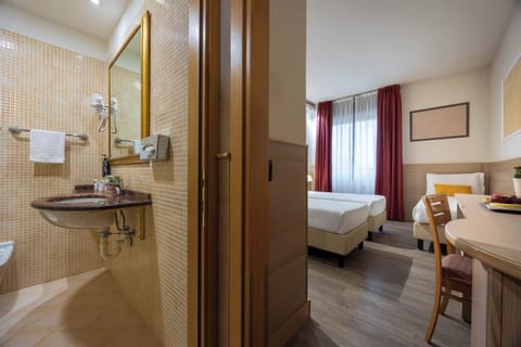 Triple Room | Bathroom | Combined shower/tub, free toiletries, hair dryer, bidet