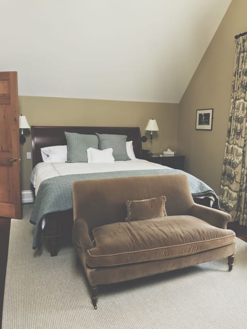 Deluxe Room, 1 King Bed, Private Bathroom, Executive Level | Premium bedding, down comforters, individually decorated
