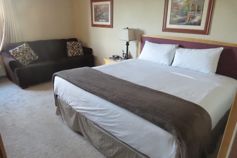 King Room | Desk, blackout drapes, iron/ironing board, free WiFi