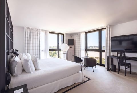 Deluxe Room, Sea View | Premium bedding, pillowtop beds, free minibar, in-room safe