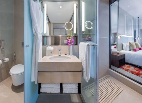 Deluxe Room Sea View | Bathroom | Shower, designer toiletries, hair dryer, bathrobes