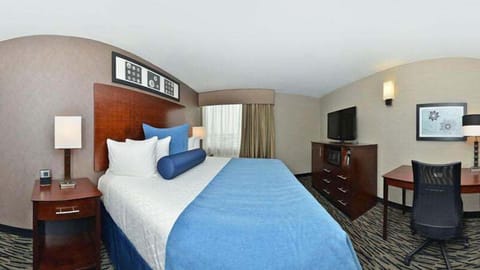 Deluxe Room, 1 King Bed | Pillowtop beds, in-room safe, desk, iron/ironing board