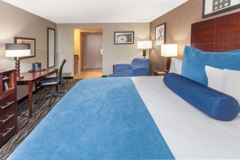 Deluxe Room, 1 King Bed | Pillowtop beds, in-room safe, desk, iron/ironing board