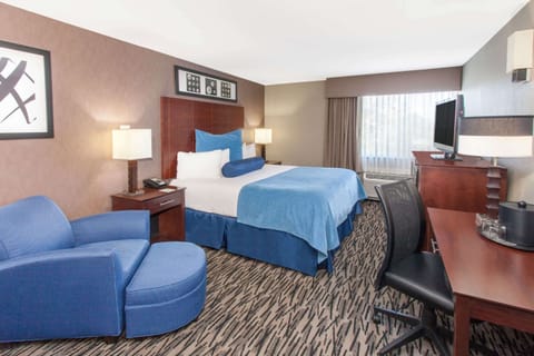 Deluxe Room, 1 King Bed | Pillowtop beds, in-room safe, desk, iron/ironing board