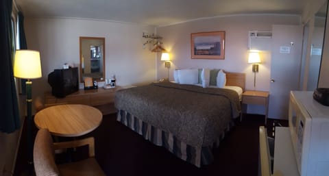 Standard Room, 1 King Bed | 1 bedroom, rollaway beds, free WiFi, bed sheets