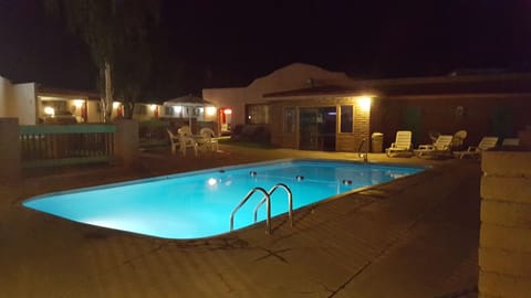 Standard Room, 1 Queen Bed | Outdoor pool | Seasonal outdoor pool