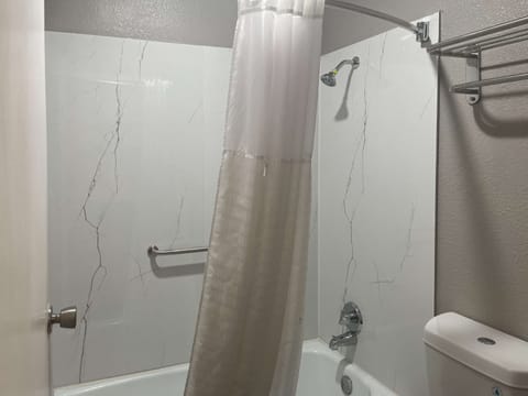 Combined shower/tub, hair dryer, towels