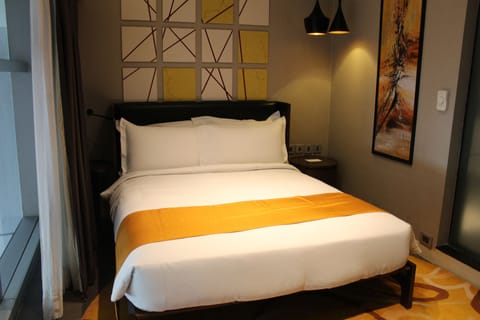 1 bedroom, premium bedding, minibar, in-room safe