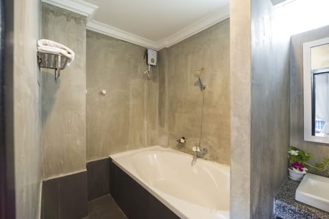 Deluxe Suite, Pool View | Bathroom | Combined shower/tub, free toiletries, hair dryer, bathrobes