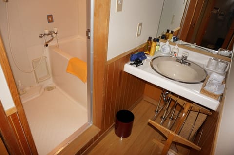 Japanese Style Room, River view | Bathroom sink