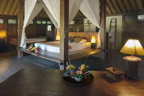 Joglo Villa Sea View | Minibar, in-room safe, desk, rollaway beds