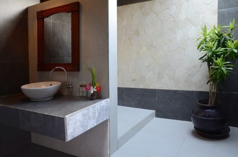 Kampung Villa | Bathroom | Shower, rainfall showerhead, free toiletries, hair dryer