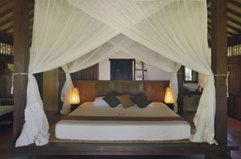 Joglo Villa Beach Front | Minibar, in-room safe, desk, rollaway beds