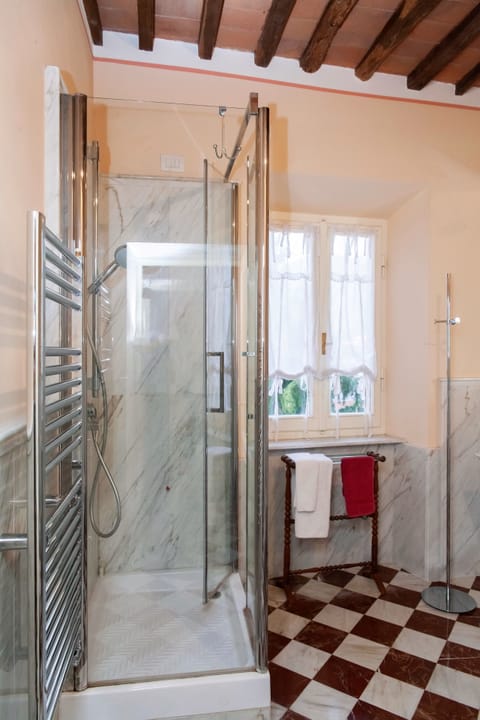 Double Room | Bathroom | Shower, free toiletries, hair dryer, bathrobes