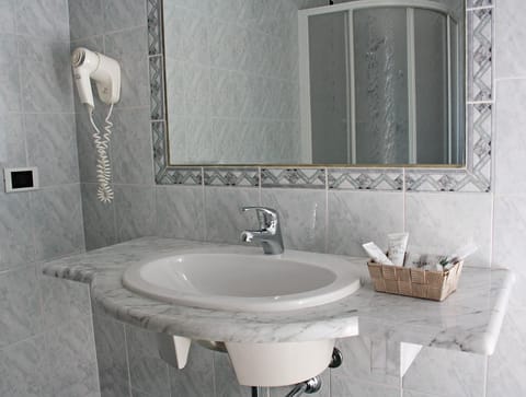 Triple Room | Bathroom | Shower, free toiletries, hair dryer, bidet